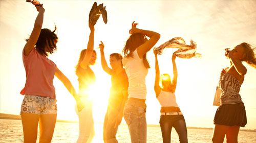 国家队球员团结协力，晋级下一轮比赛——从信念到胜利的凝聚力之路